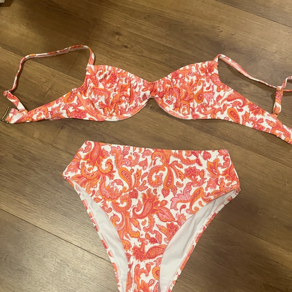2 bikinis